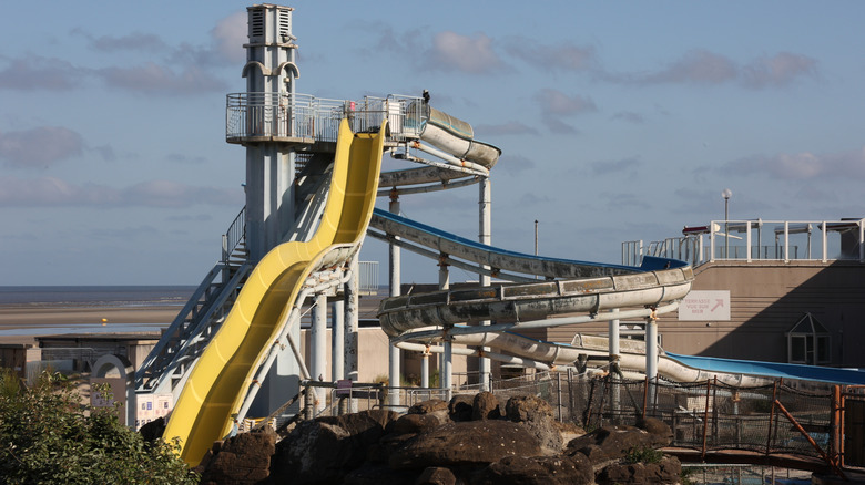 Toboggan aquatique abandonné au bord de mer du Touquet-Paris-Plage en France