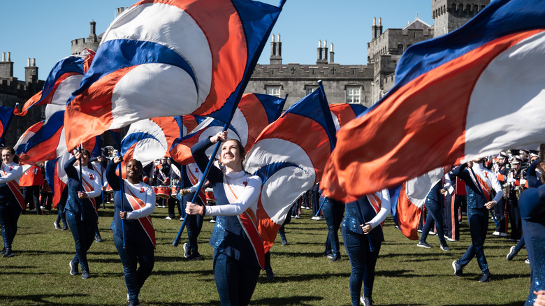 Illini Marching Band se produit lors du festival de la Saint-Patrick à Kilkenny, en Irlande