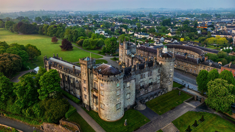 Vue aérienne du château de Kilkenny à Kilkenny, Irlande