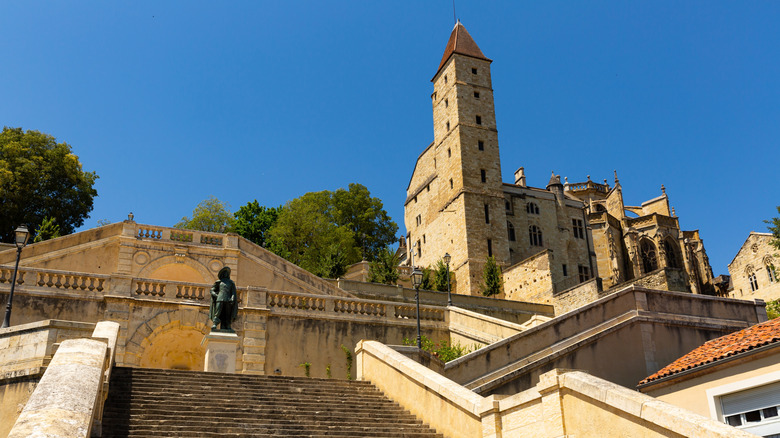 Escalier menant à la Tour Armagnac à Auch, France