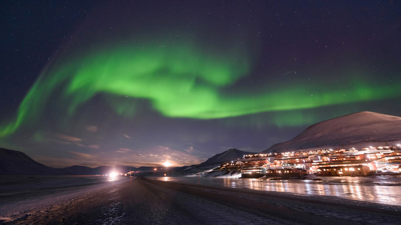 Aurores boréales au-dessus de Longyearbyen, Svalbard
