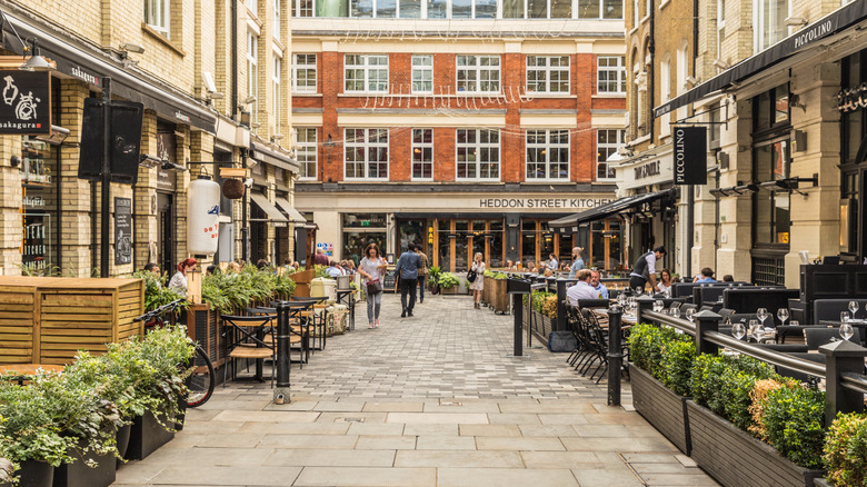 Heddon Street avec des restaurants de chaque côté du chemin piétonnier où Bowie se faisait passer pour Ziggy Stardust.