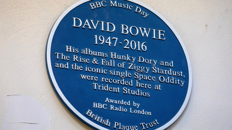 Plaque bleue à l'extérieur des studios Trident commémorant David Bowie et ses albums et chansons enregistrés
