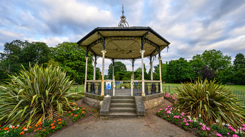 Kiosque Bowie dans le terrain de loisirs de Croydon Road entouré de fleurs, d'herbe et d'arbres