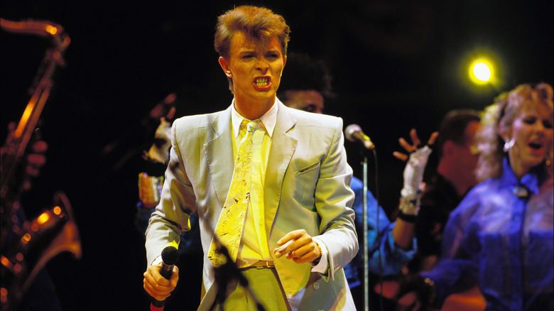 David Bowie sur scène à Londres avec un groupe derrière lui