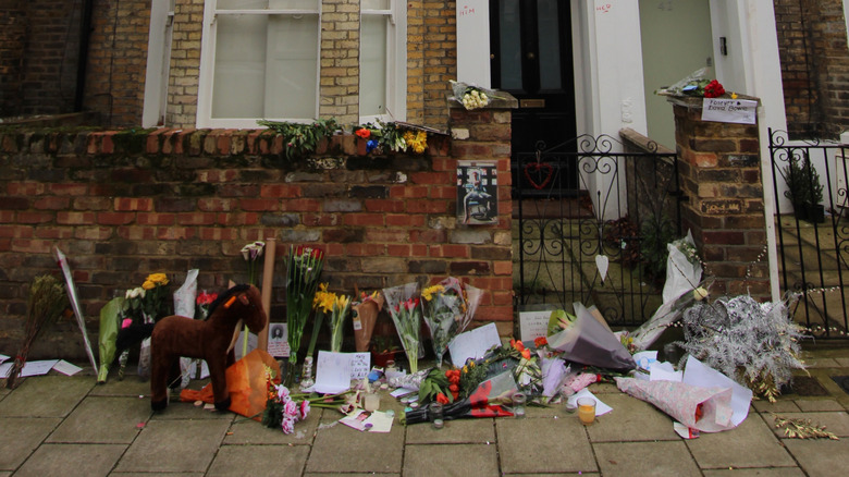 Fleurs déposées devant la maison d'enfance de Bowie à Brixton.