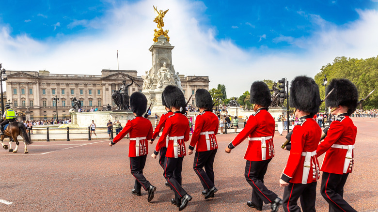 La cérémonie de la relève de la garde devant le palais de Buckingham