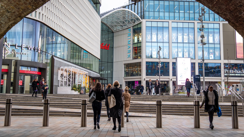 Les gens se promènent à l'extérieur du centre commercial Westfield à Shepherd's Bush, Londres