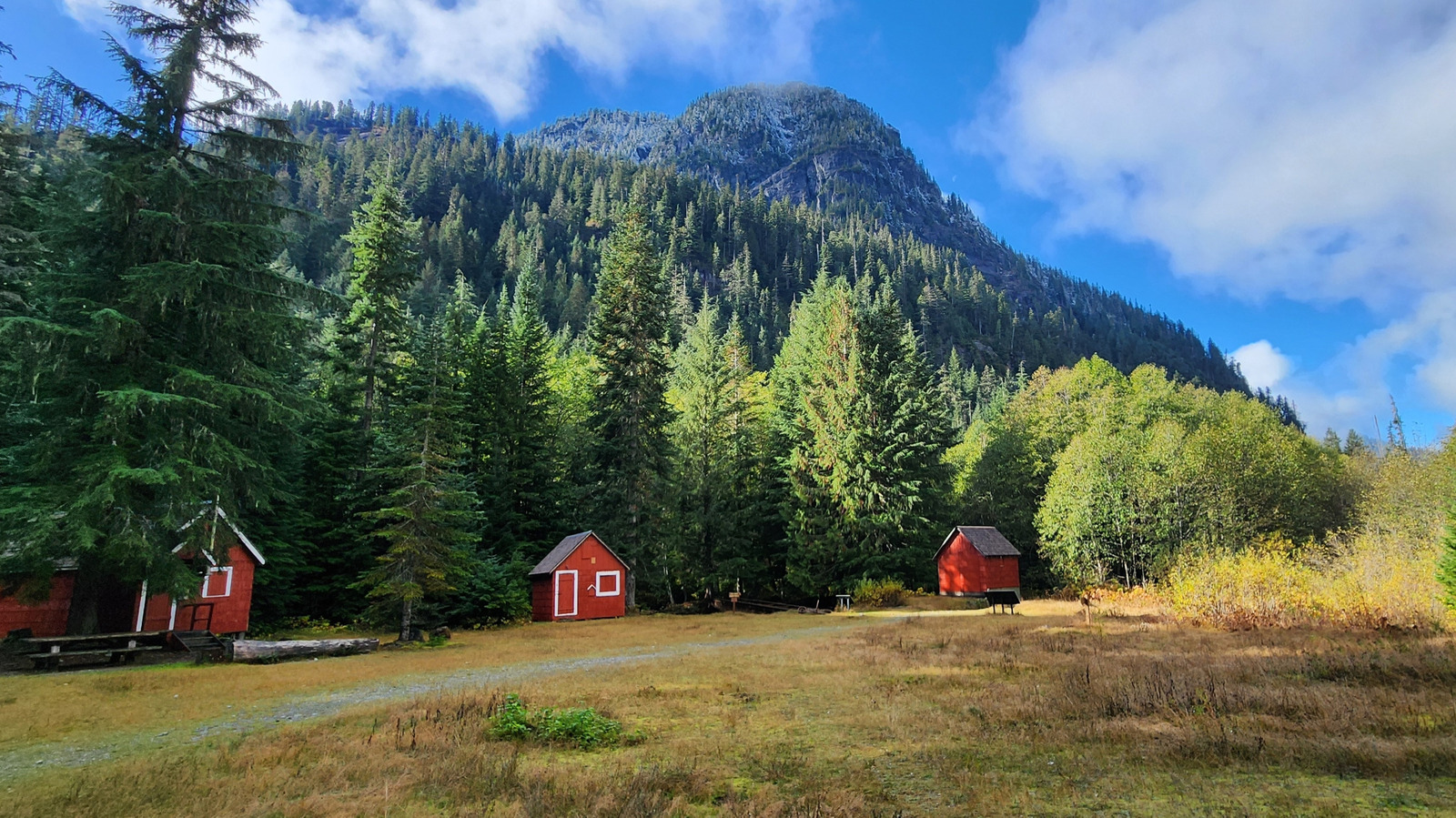 La ville minière autrefois prospère de Washington est maintenant une beauté fantomatique abandonnée avec une vue imprenable sur les montagnes