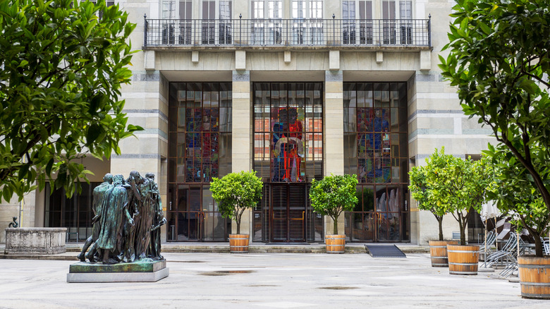 L'entrée du Kunstmuseum de Bâle, avec des arbres en pot et des vitraux