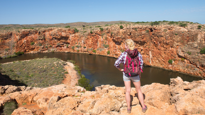 Femme randonnée dans l'Outback australien, surplombant la rivière Yardie Creek dans le parc national de Cape Range
