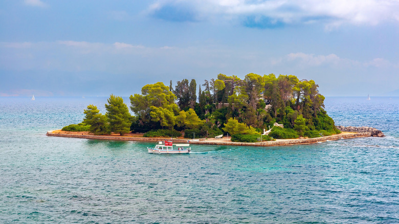 Bateau devant Pontikionisi couvert d'arbres