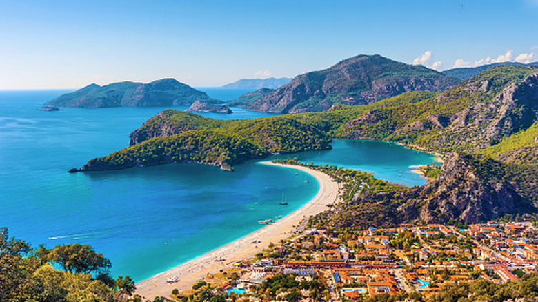 Village balnéaire d'Oludeniz adossé aux montagnes