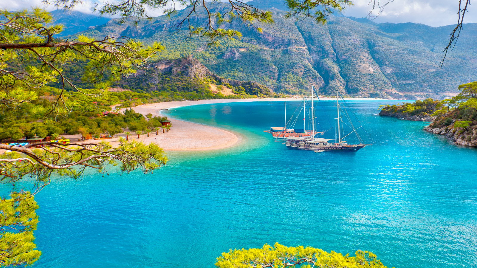 Parmi les plus belles plages d'Europe se trouve un refuge turc avec du sable serein et une vue sur les montagnes