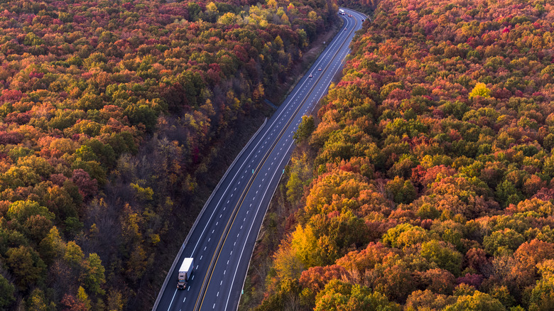 Une route qui traverse les montagnes boisées de Pocono