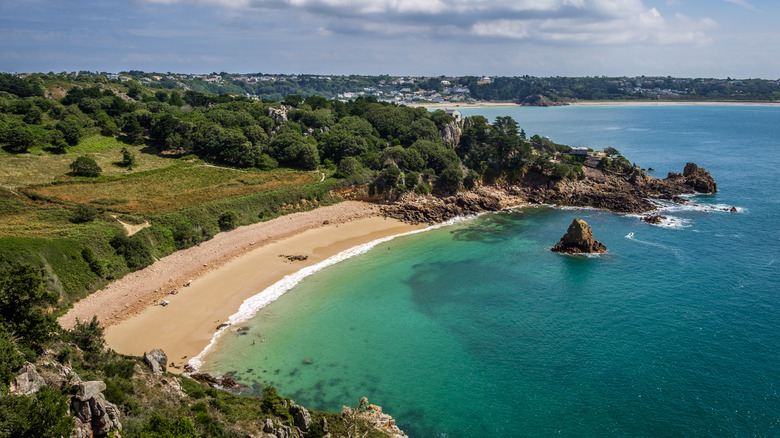 Une plage et une eau turquoise sur l'île de Jersey