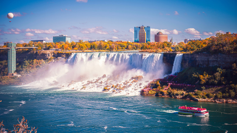 Chutes du Niagara par une journée ensoleillée
