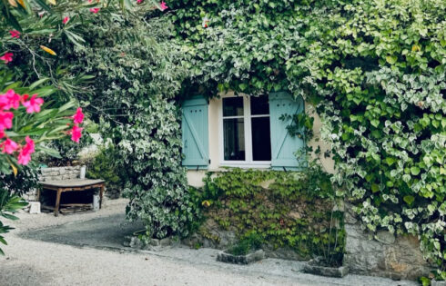 L'ancien cottage français de Julia Child en Provence est un rêve de conte de fées avec des attributs confortables
