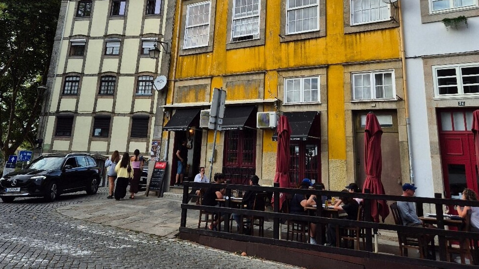 Selon Rick Steves, le pittoresque restaurant portugais Hole-In-The-Wall propose des plats comme « le paradis sur une cuillère »