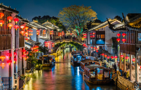 La « Venise de l'Est » chinoise est une ville historique avec des canaux près de Shanghai, avec des ponts voûtés et des voies navigables éclairées par des lanternes