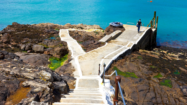Embarcadère du ferry sur l'île d'Herm menant aux eaux bleu vif
