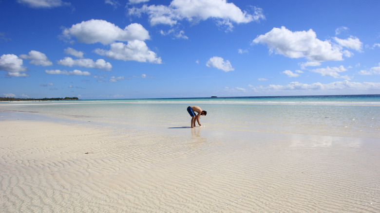 Personne jouant dans le sable sur la plage de Gold Rock aux Bahamas
