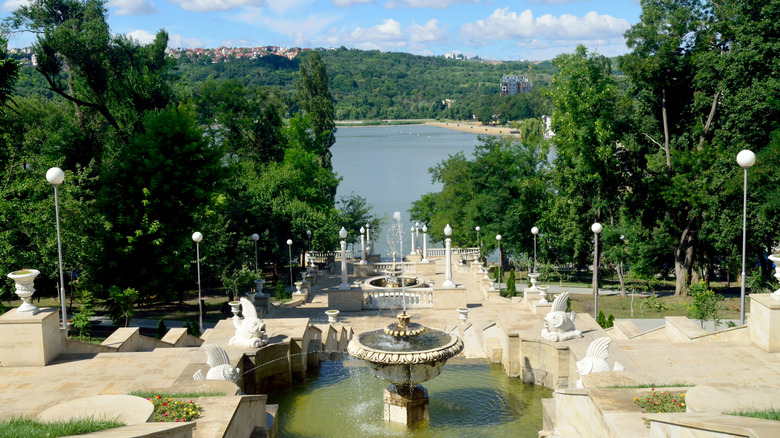 Marches en cascade et fontaine avec vue sur le lac dans le parc Valea Morilor