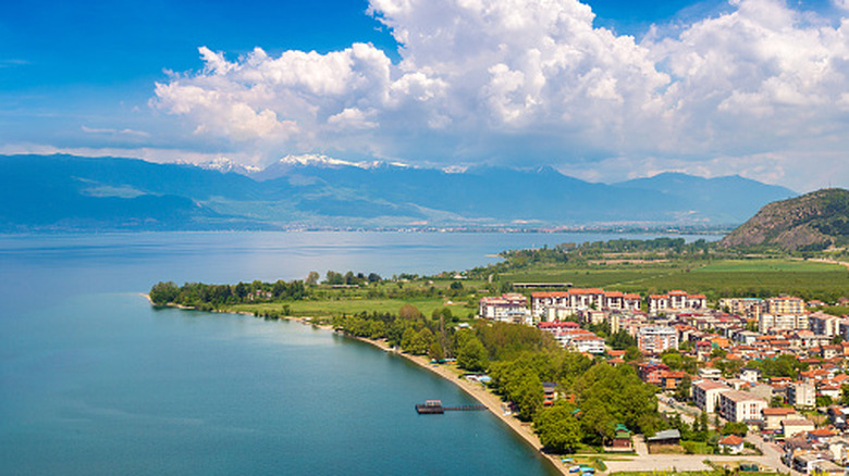 Les rives du lac d'Ohrid en Macédoine du Nord