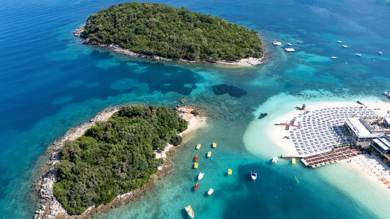 Les îles de Ksamil au large de la plage de Bora Bora en Albanie