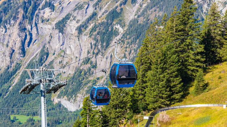 un téléphérique aérien menant de Kandersteg au lac d'Oeschinen, en Suisse
