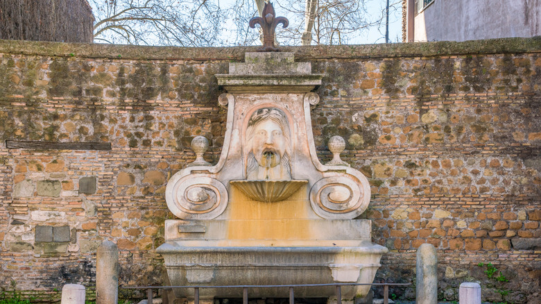 Fontana del Mascherone, une ancienne fontaine sur la Via Giulia, Rome