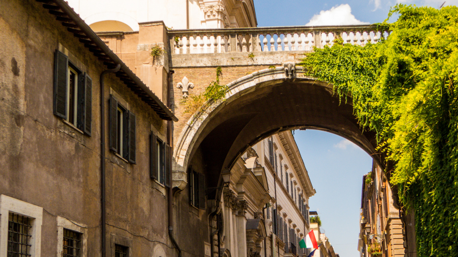 Visitez la rue pittoresque couverte de lierre de Rome où Audrey Hepburn appelait autrefois sa maison