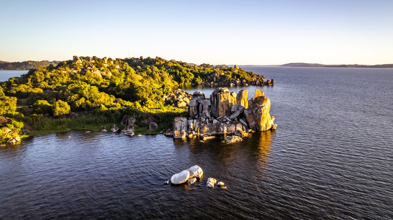 Falaises rocheuses à la pointe de l'île Ukerewe, dans le lac Victoria, en Tanzanie