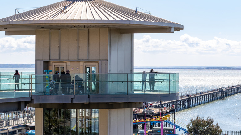 Tour d'observation de Southend Pier avec des gens regardant au-dessus de l'eau, Southend-on-the-Sea, Royaume-Uni