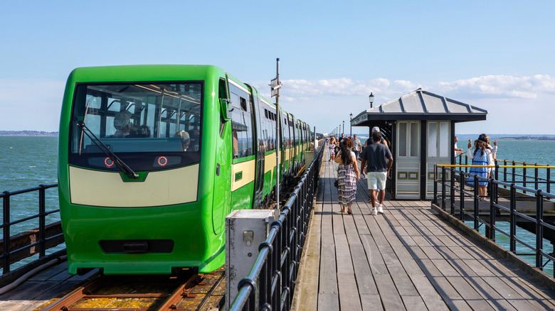 Southend Pier Railway en action tandis que d'autres marchent à côté sur Southend Pier à Southend-on-the-Sea, Royaume-Uni