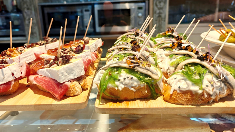 Lignes de pintxos basques traditionnels