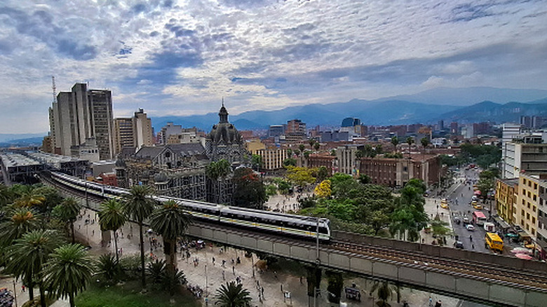 Une vue aérienne du centre-ville et du tramway de Medellin, en Colombie