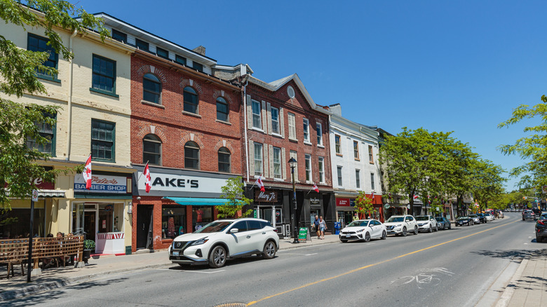 Vue des façades historiques de la rue King à Cobourg