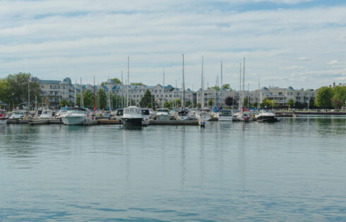 Entre Toronto et Kingston se trouve la ville pittoresque pour retraités du Canada avec une vue imprenable sur le lac, des plages et des magasins