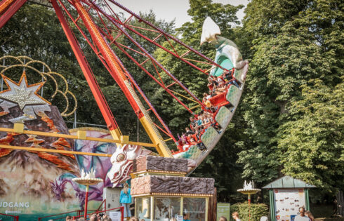 Le plus ancien parc d'attractions du monde est une escapade insolite avec des montagnes russes et des jeux près de Copenhague