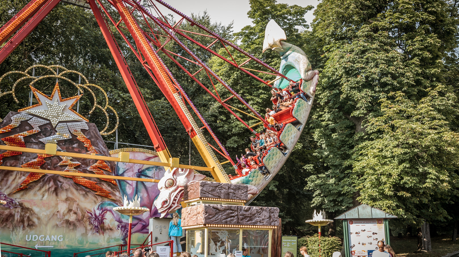 Le plus ancien parc d'attractions du monde est une escapade insolite avec des montagnes russes et des jeux près de Copenhague