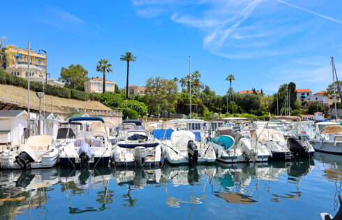 Nichée entre Monaco et Nice se trouve une charmante ville de la Côte d'Azur avec des plages et des villas à couper le souffle.