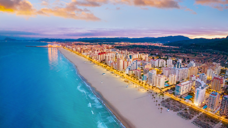 Les plages bordent la ville de Valence, en Espagne.