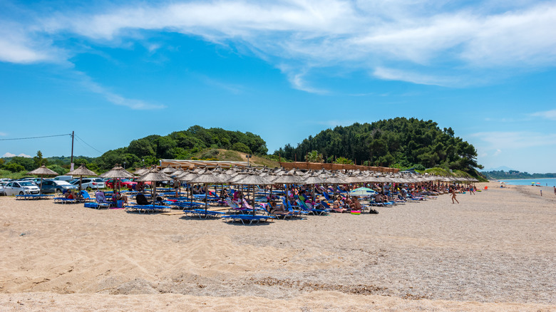 Chaises longues et parasols sur une section de la plage de Monolithi, Grèce