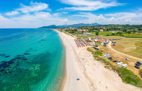 La plus longue plage de Grèce est un joyau méditerranéen pittoresque aux eaux cristallines