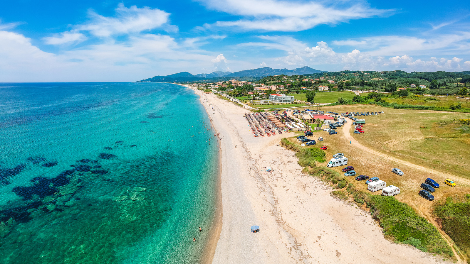 La plus longue plage de Grèce est un joyau méditerranéen pittoresque aux eaux cristallines