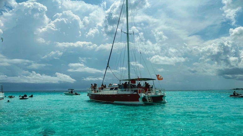 Bateau ancré à Rum Point, Grand Cayman
