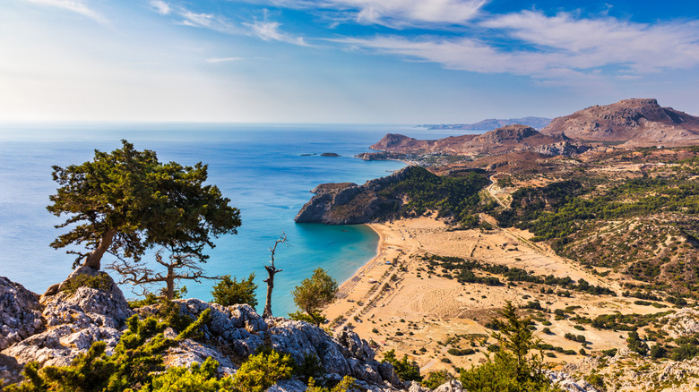 vue aérienne du sable doux et des eaux turquoise de la plage de Tsambika à Rhodes, Grèce