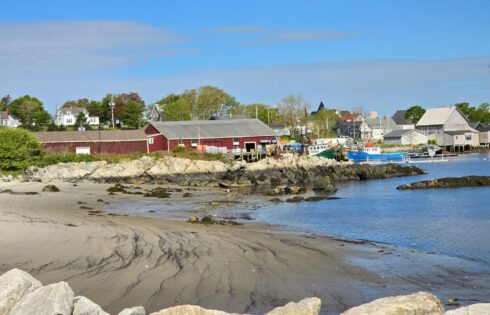 La ville rustique de la péninsule canadienne est un charme côtier avec une superbe plage de sable, une histoire et une pêche