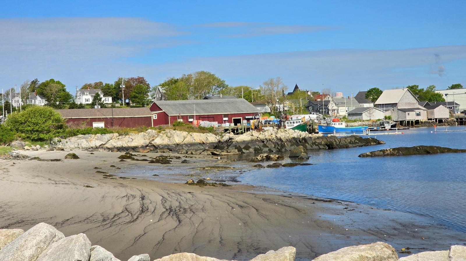 La ville rustique de la péninsule canadienne est un charme côtier avec une superbe plage de sable, une histoire et une pêche